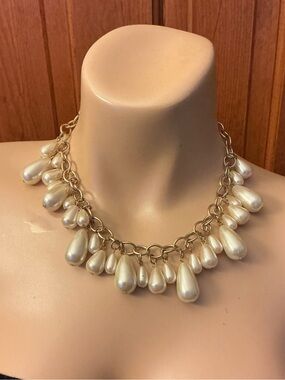 Elegant Pearl Drop Statement Necklace - Gold Chain